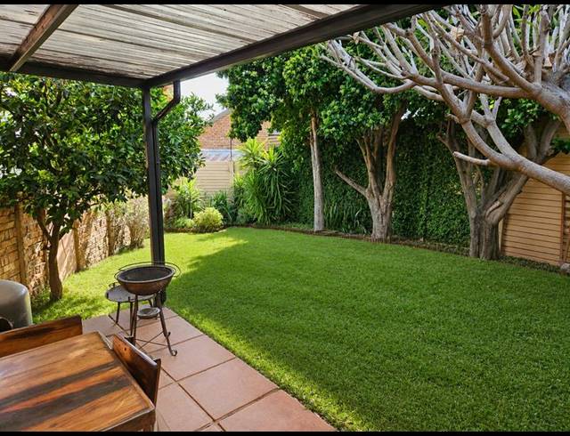 2 BEDROOM TOWNHOUSE FOR SALE IN ROOIHUISKRAAL NORTH
